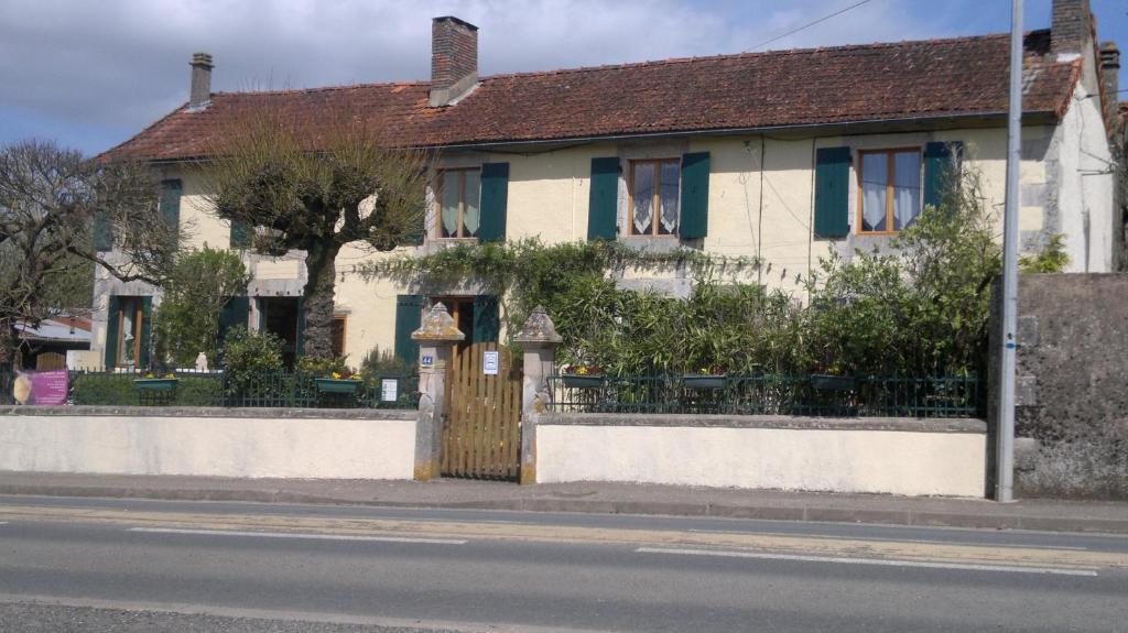 La Maison Jaune Bed & Breakfast Bouresse Exterior foto
